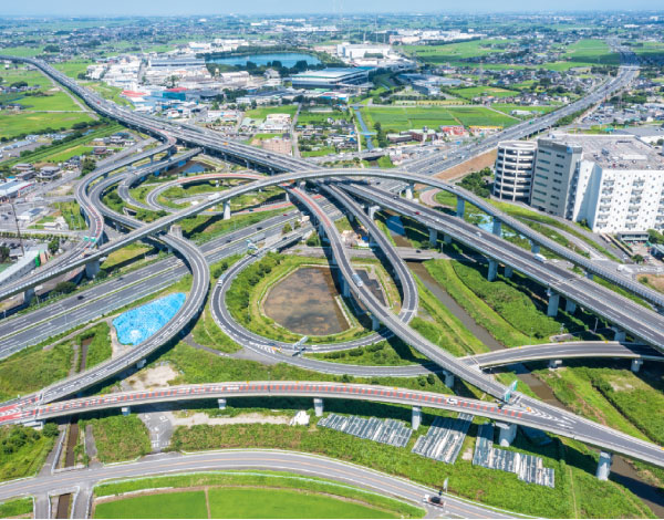 大規模な高速道路の様子